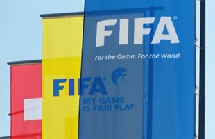 Trois drapeaux FIFA alignés.
