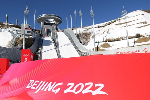 Imagen de salto de esquí con letrero para Beijing 2022 en rojo brillante