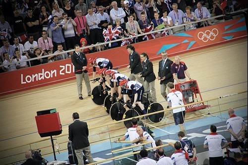 Los ciclistas esperando en la línea de salida en el Velódromo, Juegos Olímpicos de Londres, 2012