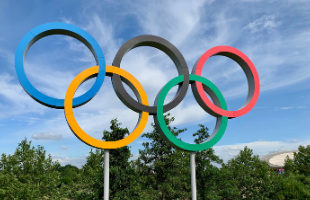 Escultura de anillos olímpicos