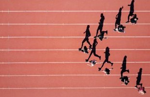 Vistas a vuelo de pájaro de un atleta corriendo en la pista, con sus siluetas alineadas en el suelo.