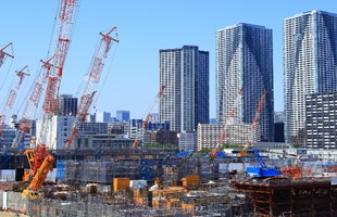 Une image grand angle du village olympique de Tokyo en construction.